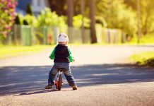 Kako otroka naučiti vožnje s kolesom? Otrok na kolesu