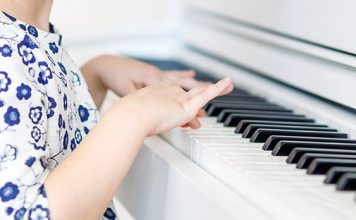 Zakaj naj otrok obiskuje glasbeno šolo? Otrok v glasbeni šoli