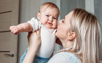 Kako pomiriti dojenčka, ko zajoka? Ko dojenček zajoka